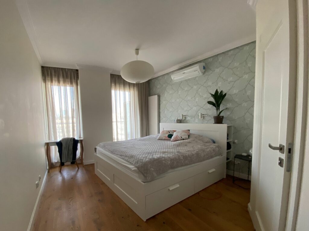 Sypialnia w apartamencie na Powiślu przed home staging.