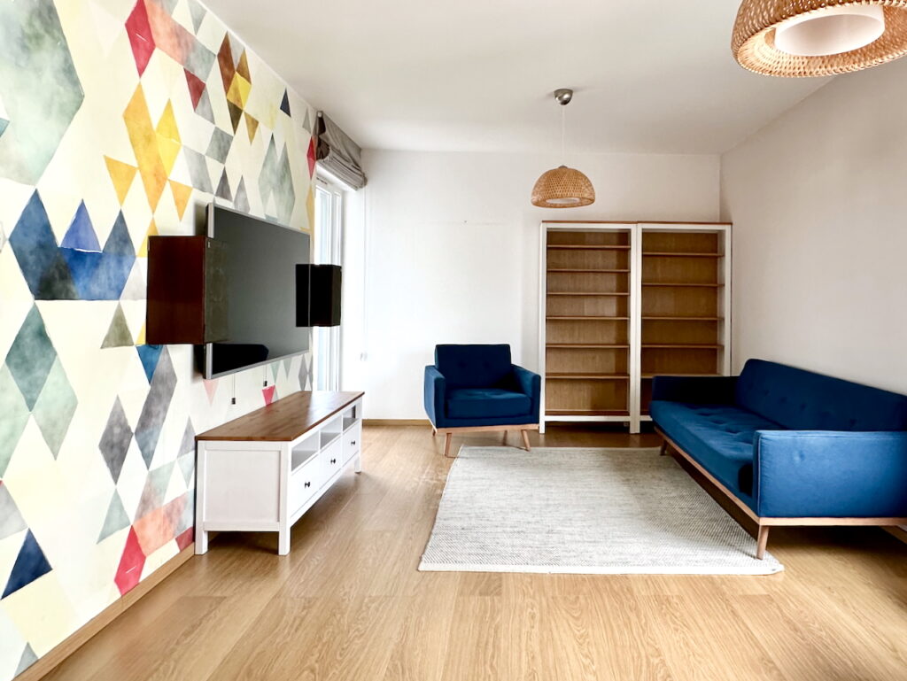 Salon przed home stagingiem z pustymi regałami