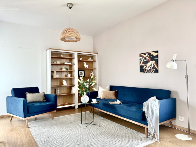 Zaaranżowany salon po home stagingu z dodatkami