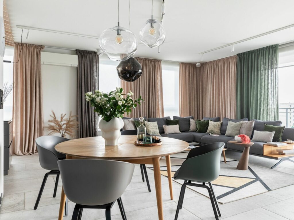 Nowoczesny salon z dużą sofą i stołem jadalnianym