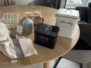 Metalowe pojemniki laundry, ręczniki i dodatki łazienkowe do stylizacji wnętrza.