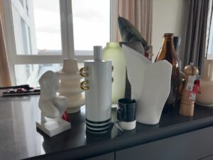Nowoczesne wazony i figurka do stylizacji apartamentu.