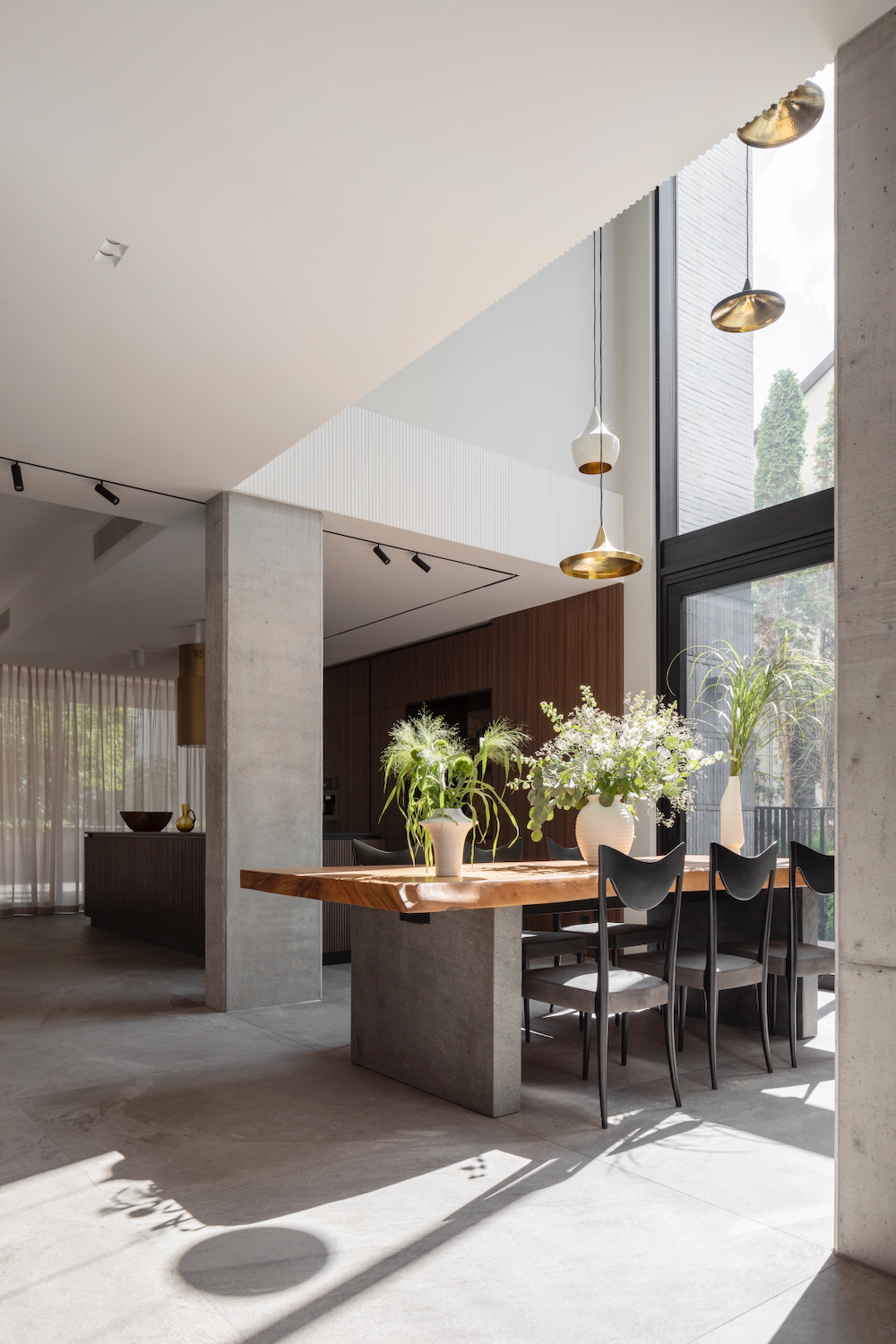 Home Staging Warszawa luksusowego domu, stół drewniany w jadalni z żywymi roślinami