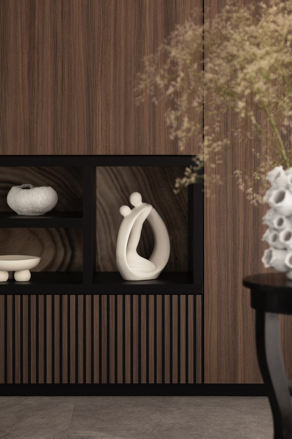 Biała rzeźba dekoracyjna w czarno-drewnianej wnęce