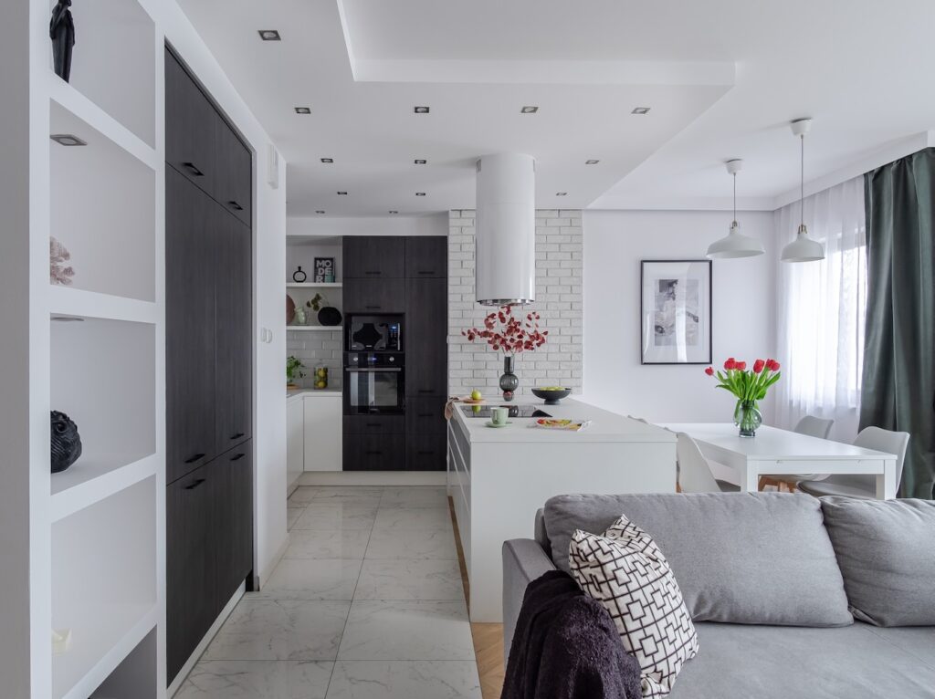 Nowoczesna kuchnia z salonem w jasnych kolorach