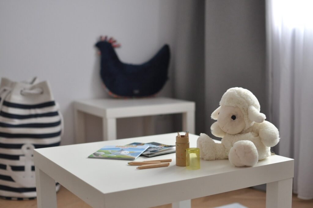 Stolik z maskotką owieczką i kredkami