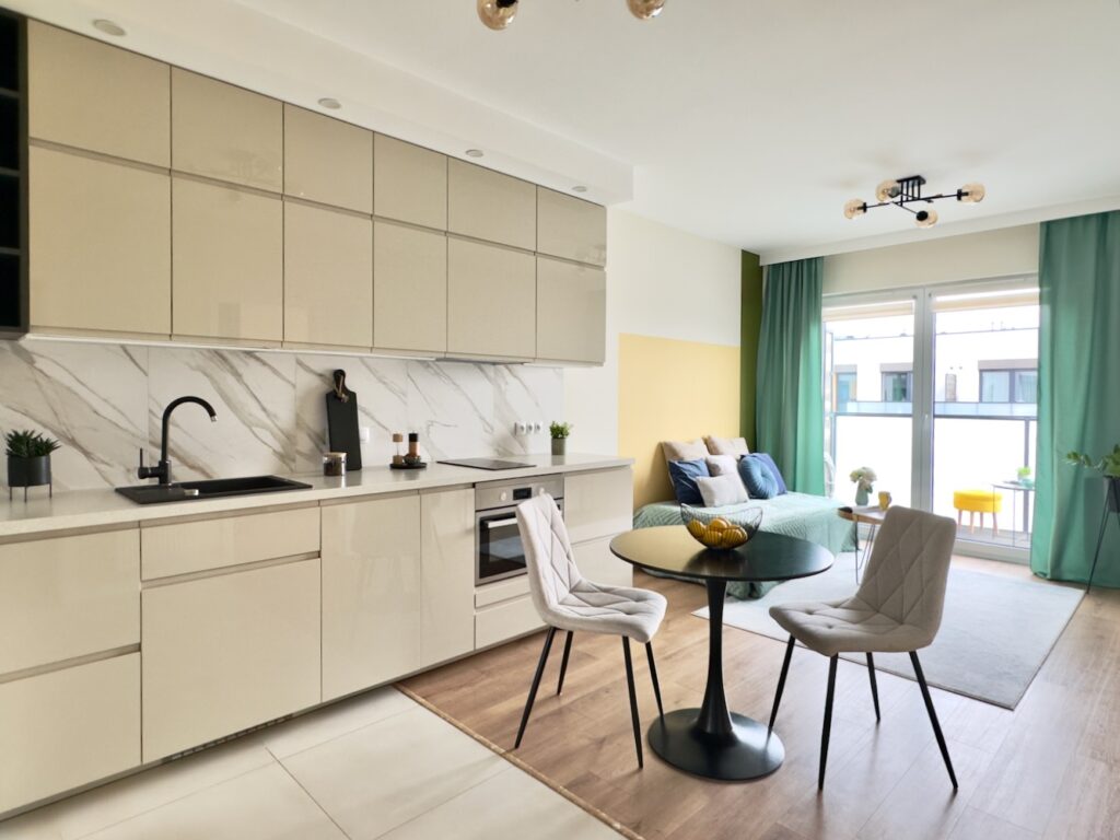 Kuchnia z jasnymi frontami i marmurowym tłem