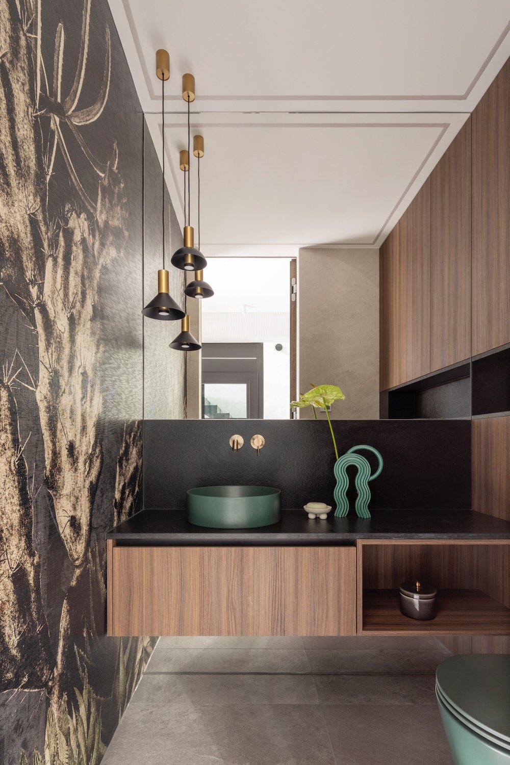 Nowoczesna łazienka z drewnem, zieloną umywalką i dekoracyjną ścianą