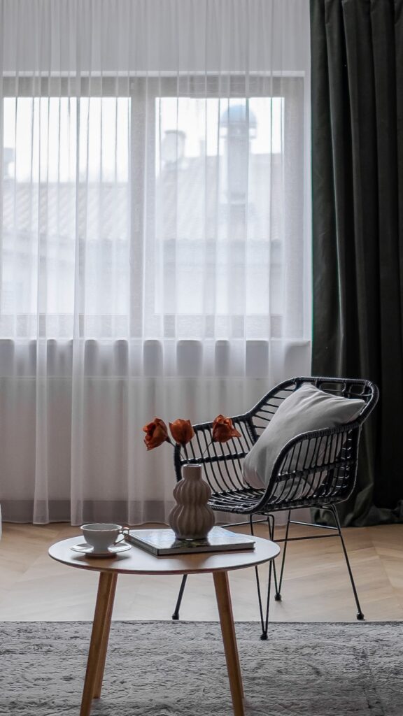 Nowoczesny salon z czarnym fotelem w kratkę i stolikiem kawowym