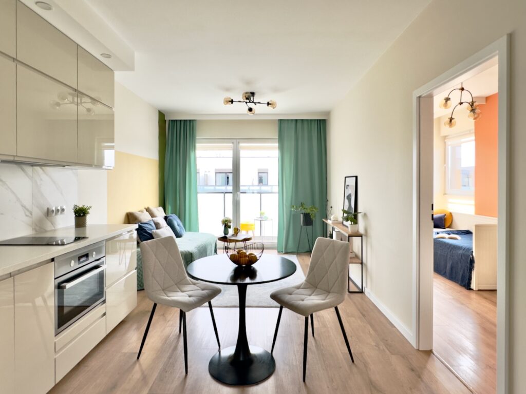 Kuchnia z marmurowym wykończeniem i stołem – home staging Warszawa