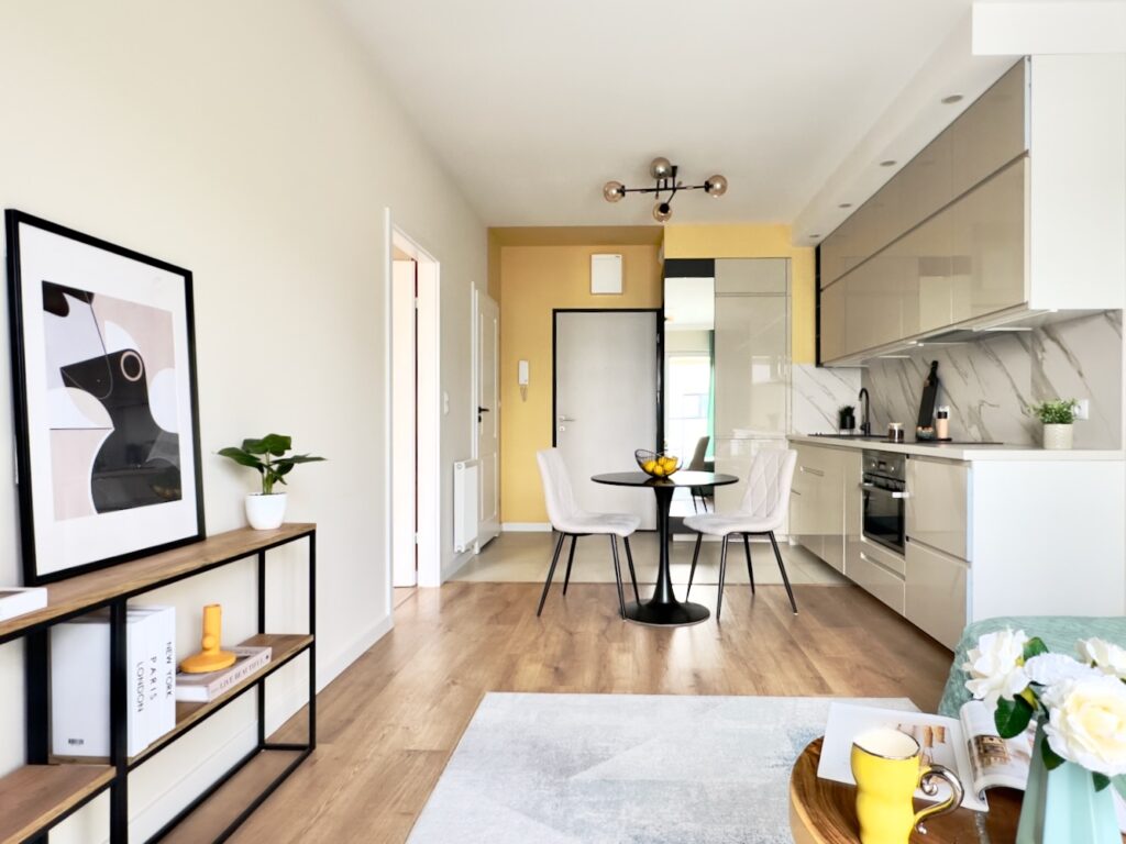 Nowoczesny salon z jadalnią i aneksem kuchennym – home staging Warszawa