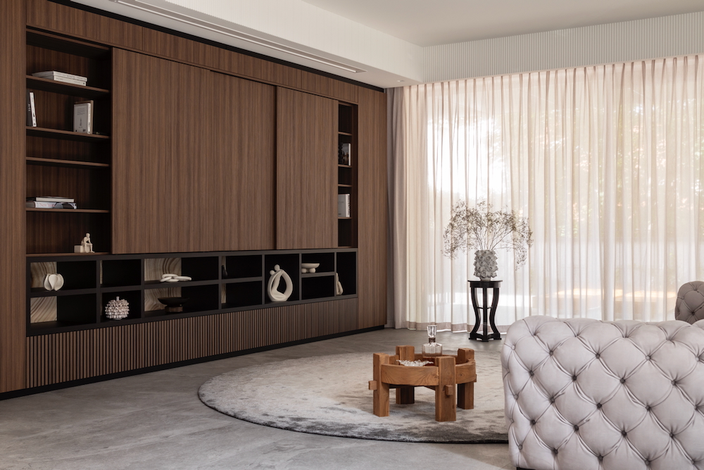 Nowoczesny salon z regałem i zabudową w ciepłych tonach drewna