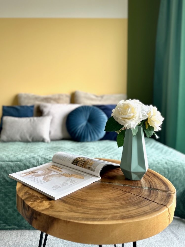 Zielony wazon i kwiaty jako element aranżacji salonu – home staging Warszawa