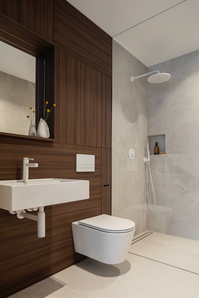 Jasna łazienka z drewnianymi akcentami i prysznicem walk-in