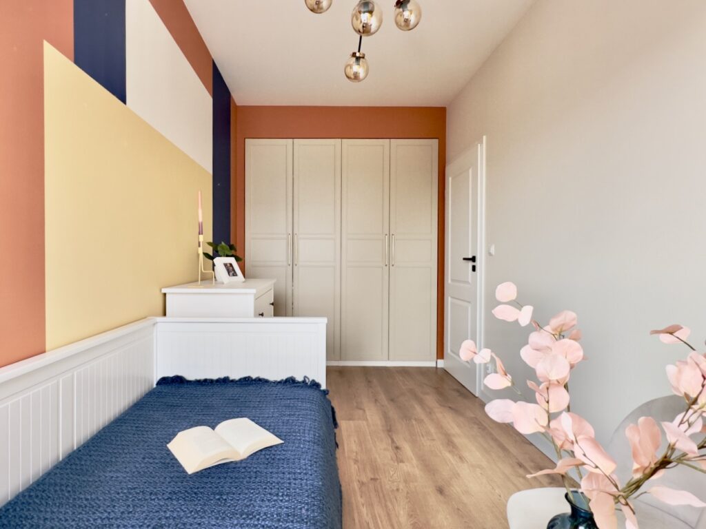 Nowoczesna sypialnia z zabudowaną szafą w aranżacji home staging Warszawa