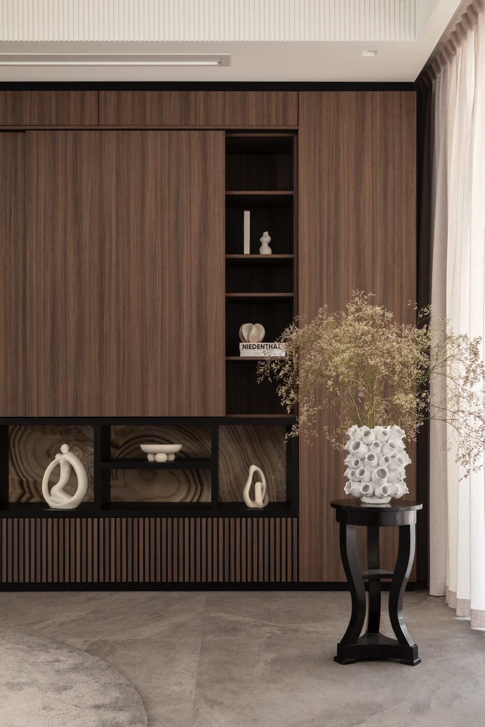 Dekoracyjna ściana z zabudową i rzeźbami w stylu minimalistycznym