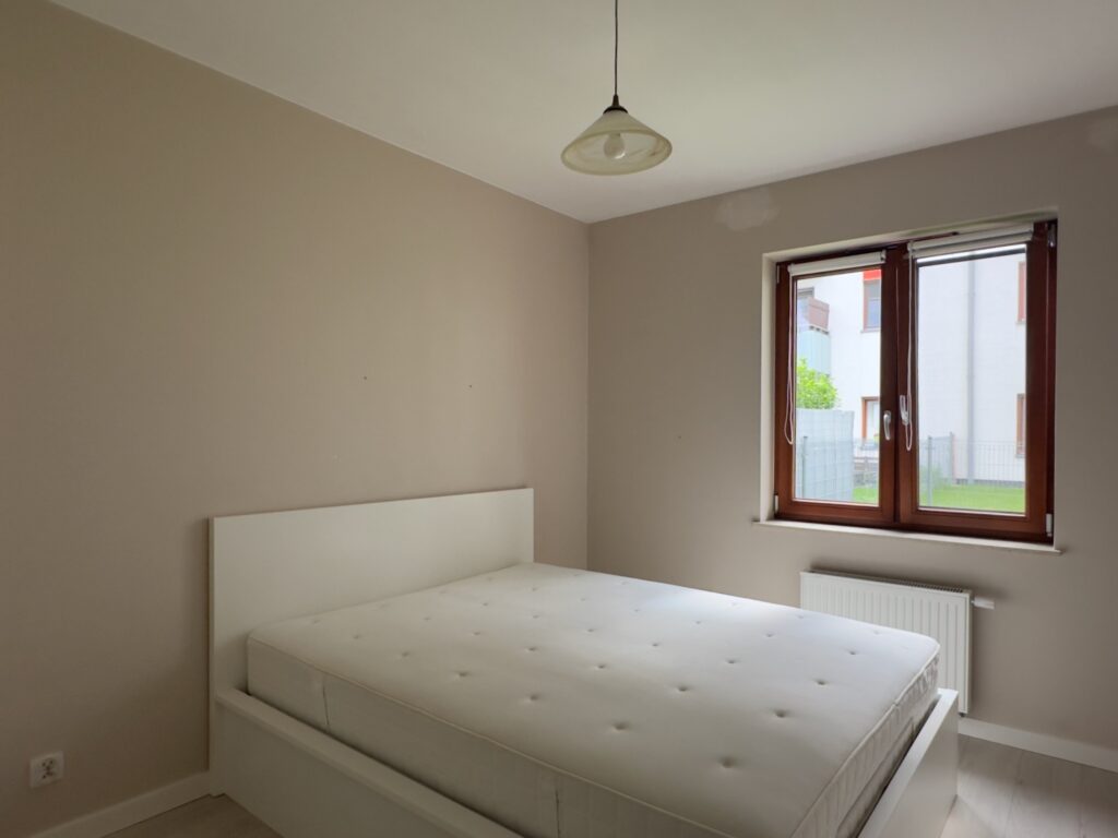 Sypialnia przed home stagingiem Józefosław