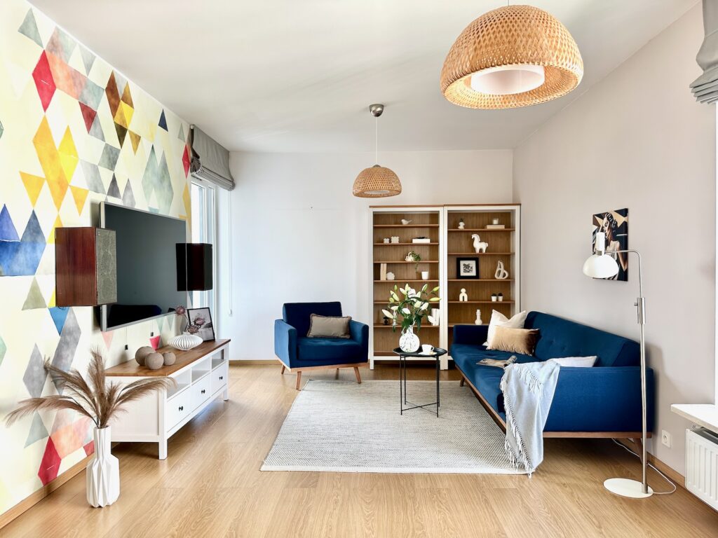 salon po home stagingu z granatową kanapą Warszawa Żoliborz