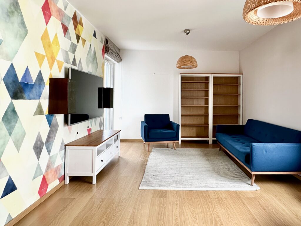 Mieszkanie przed home staging z granatową kanapą Warszawa Żoliborz